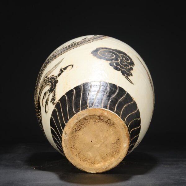 A large plum vase with carved dragon and phoenix patterns from the Cizhou kiln of the Northern Song Dynasty. - Image 4