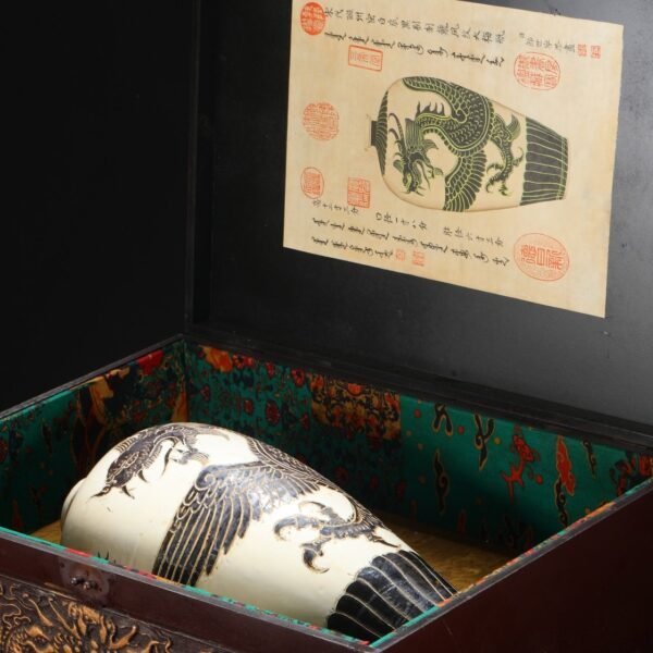 A large plum vase with carved dragon and phoenix patterns from the Cizhou kiln of the Northern Song Dynasty. - Image 6