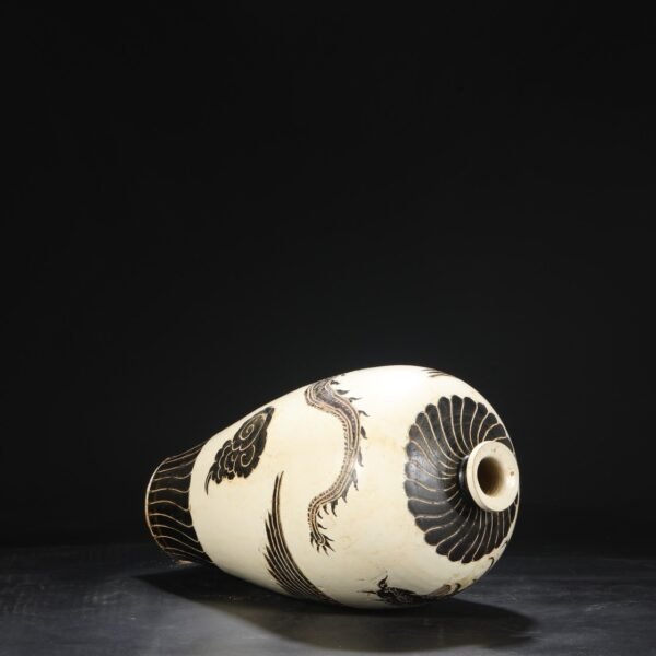 A large plum vase with carved dragon and phoenix patterns from the Cizhou kiln of the Northern Song Dynasty. - Image 7