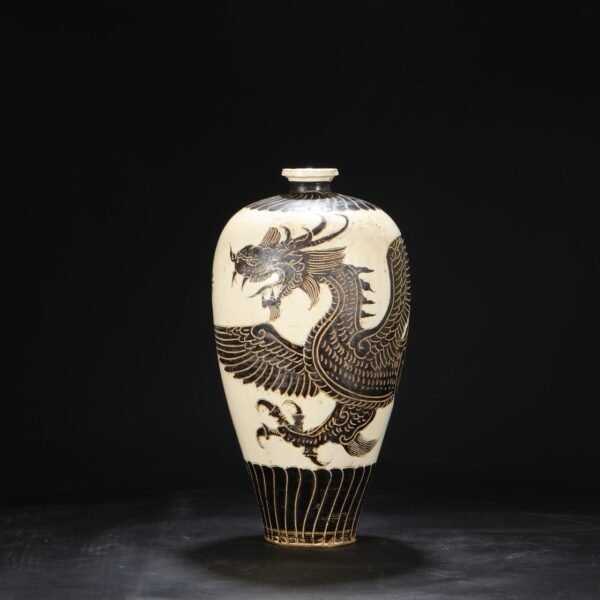 A large plum vase with carved dragon and phoenix patterns from the Cizhou kiln of the Northern Song Dynasty. - Image 8