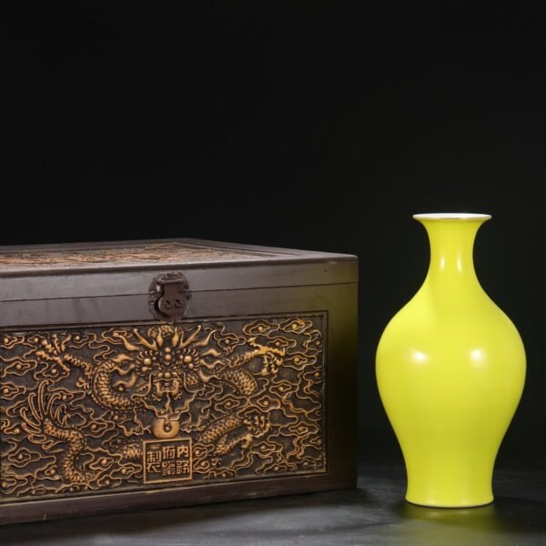 A large Guanyin vase with yellow glaze used by the imperial court during the Yongzheng period of the Qing Dynasty.