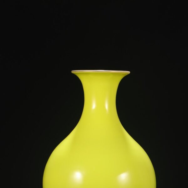 A large Guanyin vase with yellow glaze used by the imperial court during the Yongzheng period of the Qing Dynasty. - Image 2