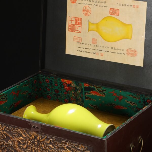 A large Guanyin vase with yellow glaze used by the imperial court during the Yongzheng period of the Qing Dynasty. - Image 3
