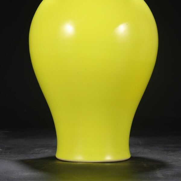 A large Guanyin vase with yellow glaze used by the imperial court during the Yongzheng period of the Qing Dynasty. - Image 4