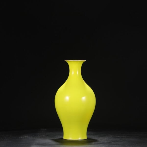 A large Guanyin vase with yellow glaze used by the imperial court during the Yongzheng period of the Qing Dynasty. - Image 5