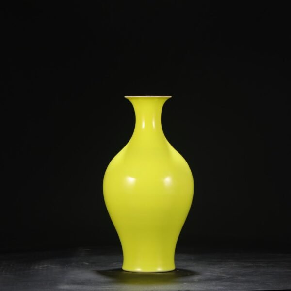 A large Guanyin vase with yellow glaze used by the imperial court during the Yongzheng period of the Qing Dynasty. - Image 8