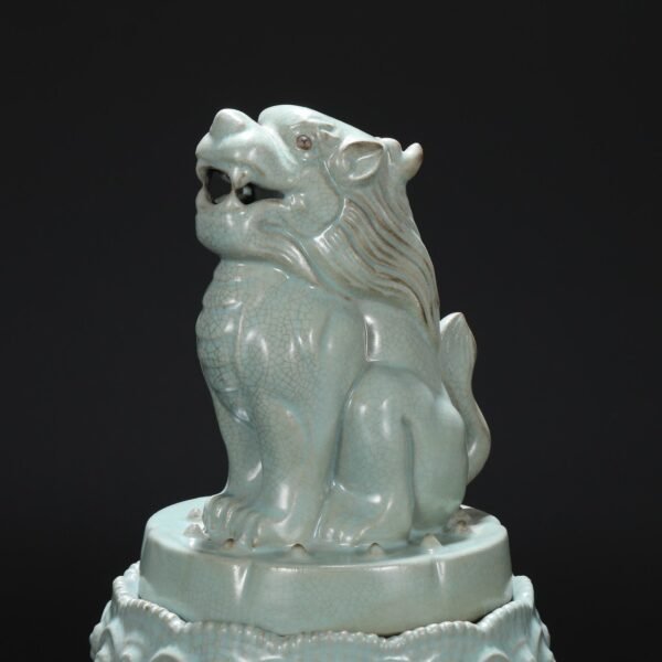 A large incense burner with lions and beasts, "Jianfu Palace", from the Northern Song Dynasty, Ru kiln, celadon glaze, formerly in the collection. - Image 4