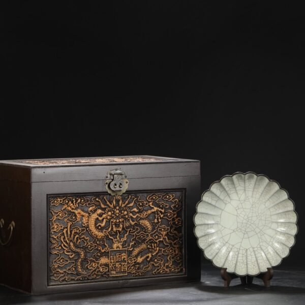 Old collection of Southern Song Dynasty official kiln green glaze silver mouth melon ridge large plate wash "Qianlong imperial title"