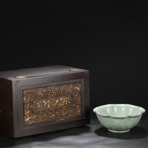 Old collection of Southern Song Dynasty official kiln green glaze melon-shaped deep-bellied large bowl "Qianlong imperial title"