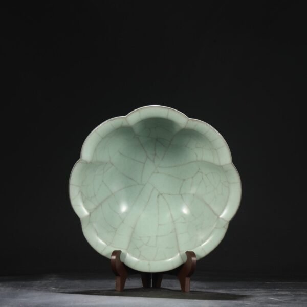 Old collection of Southern Song Dynasty official kiln green glaze melon-shaped deep-bellied large bowl "Qianlong imperial title" - Image 2