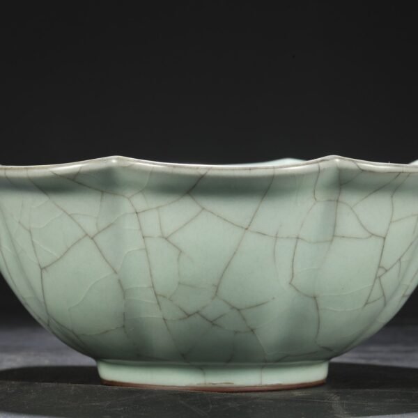 Old collection of Southern Song Dynasty official kiln green glaze melon-shaped deep-bellied large bowl "Qianlong imperial title" - Image 3