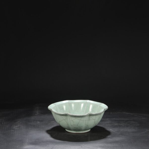 Old collection of Southern Song Dynasty official kiln green glaze melon-shaped deep-bellied large bowl "Qianlong imperial title" - Image 8