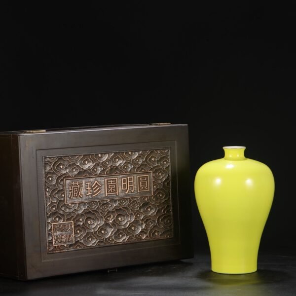 Old collection of Qing Dynasty Yongzheng Jiaohuang glaze imperial court large plum vase