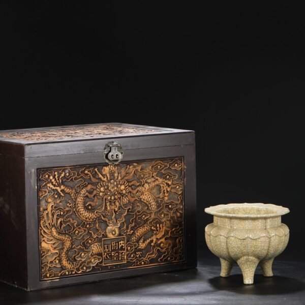 Beige glaze imperial court large furnace with sunflower-shaped mouth and melon-shaped edges from the Northern Song Dynasty Ge Kiln, old collection