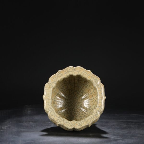 Beige glaze imperial court large furnace with sunflower-shaped mouth and melon-shaped edges from the Northern Song Dynasty Ge Kiln, old collection - Image 2