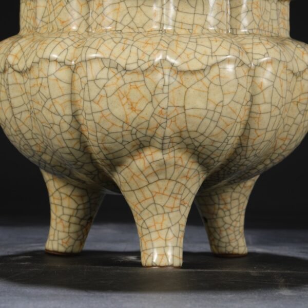 Beige glaze imperial court large furnace with sunflower-shaped mouth and melon-shaped edges from the Northern Song Dynasty Ge Kiln, old collection - Image 3