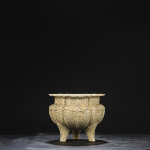 Beige glaze imperial court large furnace with sunflower-shaped mouth and melon-shaped edges from the Northern Song Dynasty Ge Kiln, old collection - Image 9