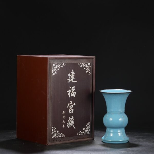 Northern Song Dynasty Ru kiln sky blue glaze ice pattern silver mouth halberd vase "Qianlong imperial title"