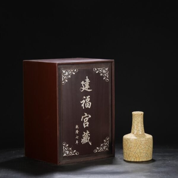 Beige glaze imperial paper hanging bottle from the Ge kiln of the Northern Song Dynasty, with the inscription of Emperor Qianlong,