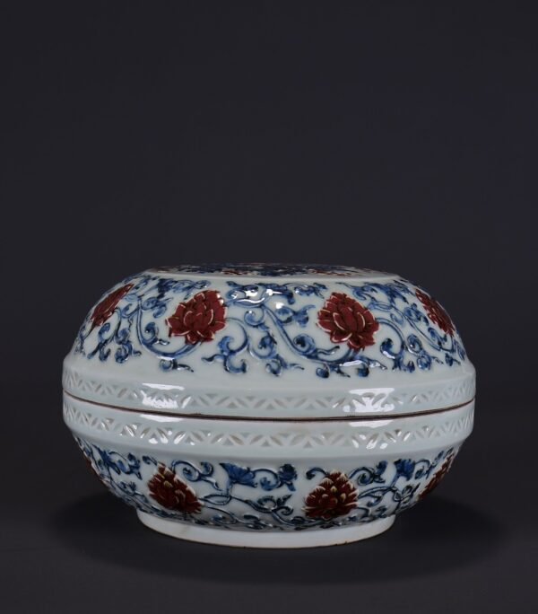 old collection of Ming Xuande blue and white underglaze red carved dragon and phoenix pattern lid