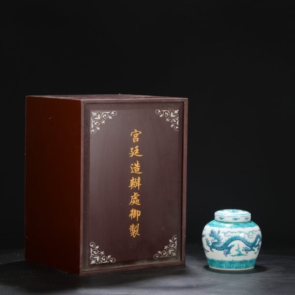 Old collection of Ming Chenghua green-colored cloud dragon pattern Tianzi lidded jar
