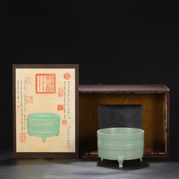 A Northern Song Dynasty Ru kiln celadon glaze imperial court string pattern three-legged large censer washbasin "Qianlong imperial title" - Image 2
