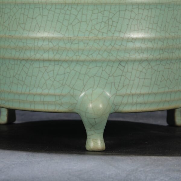 A Northern Song Dynasty Ru kiln celadon glaze imperial court string pattern three-legged large censer washbasin "Qianlong imperial title" - Image 7
