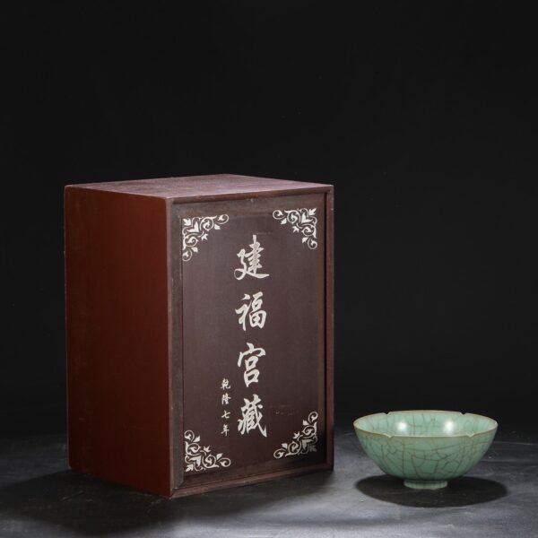 Old collection of Southern Song Dynasty official kiln green glaze sunflower mouth deep belly bowl "Yujinyuan"