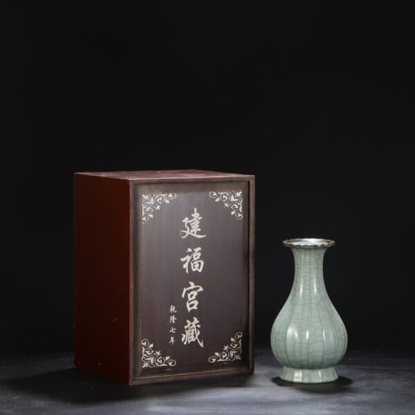 Old collection of Southern Song Dynasty official kiln green glaze silver mouth melon-shaped bottle "Qianlong imperial title"