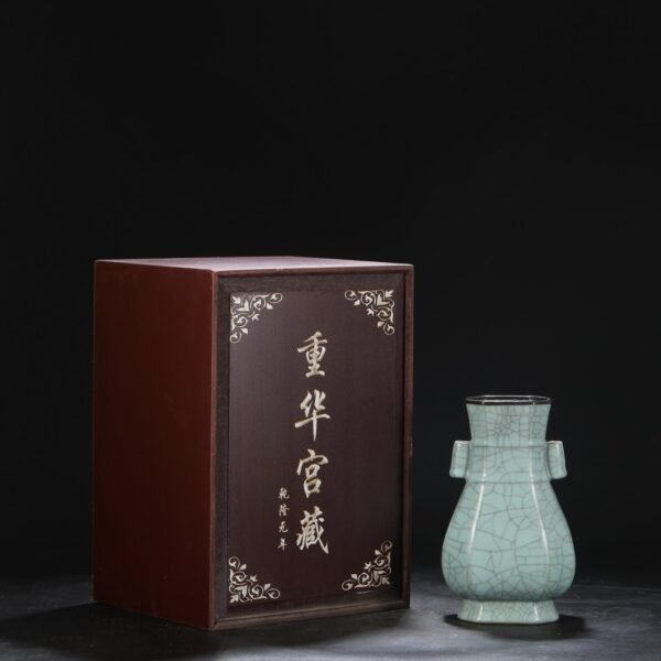Old collection of Southern Song Dynasty official kiln green glaze silver mouth eight-sided Guan Er bottle "Qianlong imperial title"