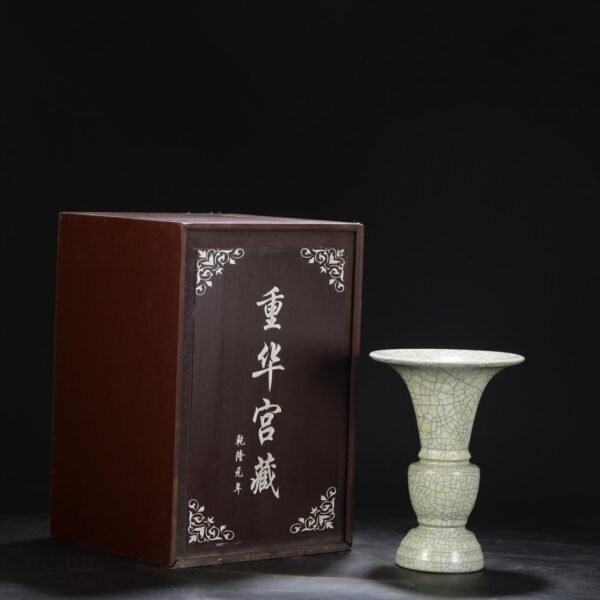 Old collection of Northern Song Dynasty Ge Kiln rice white glaze imperial court large flower solitary "Qianlong imperial title"