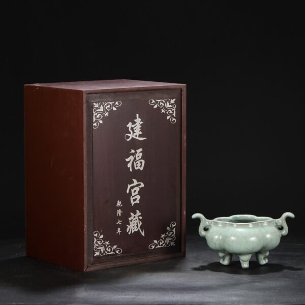 Old Collection Southern Song Dynasty Official Kiln Green Glaze Palace Sacrificial Ritual Utensils Three-legged Tripod-shaped Stove