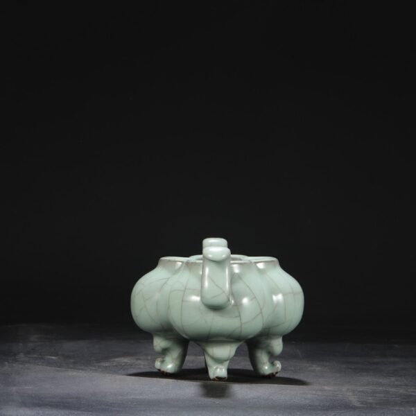 Old Collection Southern Song Dynasty Official Kiln Green Glaze Palace Sacrificial Ritual Utensils Three-legged Tripod-shaped Stove - Image 2