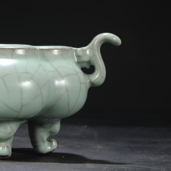 Old Collection Southern Song Dynasty Official Kiln Green Glaze Palace Sacrificial Ritual Utensils Three-legged Tripod-shaped Stove - Image 3
