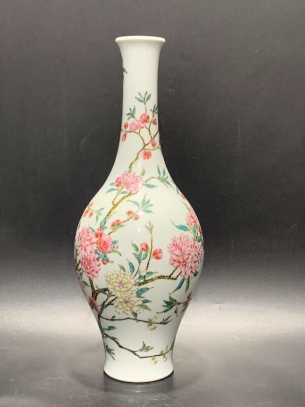Qing Yongzheng pastel peach blossom and butterfly pattern vase