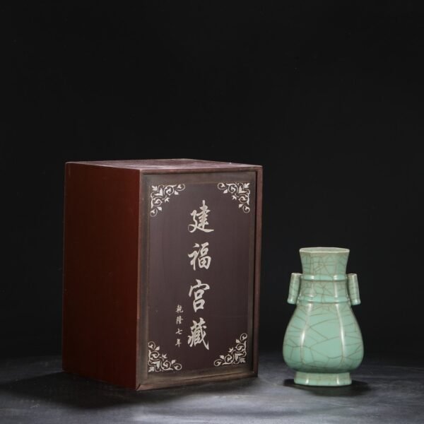 An old collection of the Southern Song Dynasty Xiu Nei Si official kiln green glaze imperial court imperial octagonal pierced ear vase.