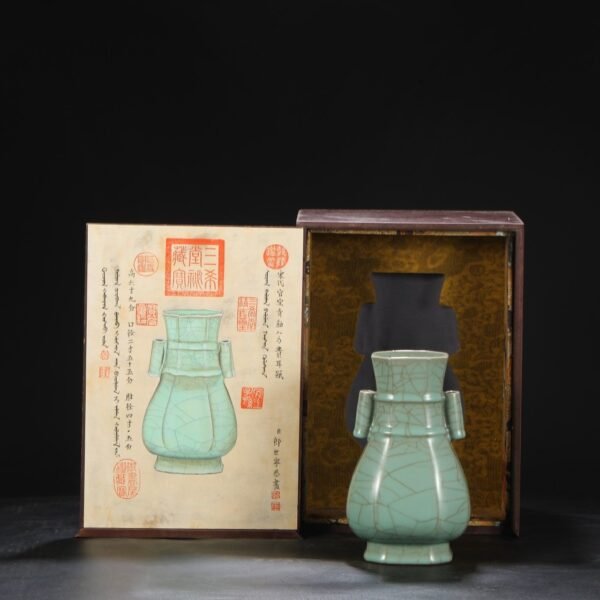 An old collection of the Southern Song Dynasty Xiu Nei Si official kiln green glaze imperial court imperial octagonal pierced ear vase. - Image 2