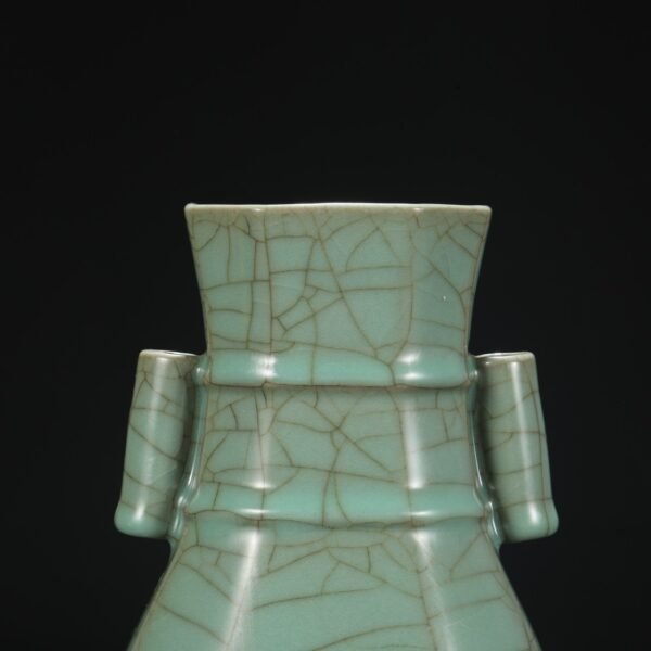 An old collection of the Southern Song Dynasty Xiu Nei Si official kiln green glaze imperial court imperial octagonal pierced ear vase. - Image 4