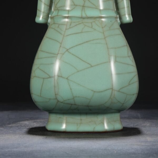An old collection of the Southern Song Dynasty Xiu Nei Si official kiln green glaze imperial court imperial octagonal pierced ear vase. - Image 5