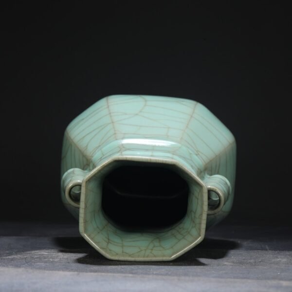 An old collection of the Southern Song Dynasty Xiu Nei Si official kiln green glaze imperial court imperial octagonal pierced ear vase. - Image 6