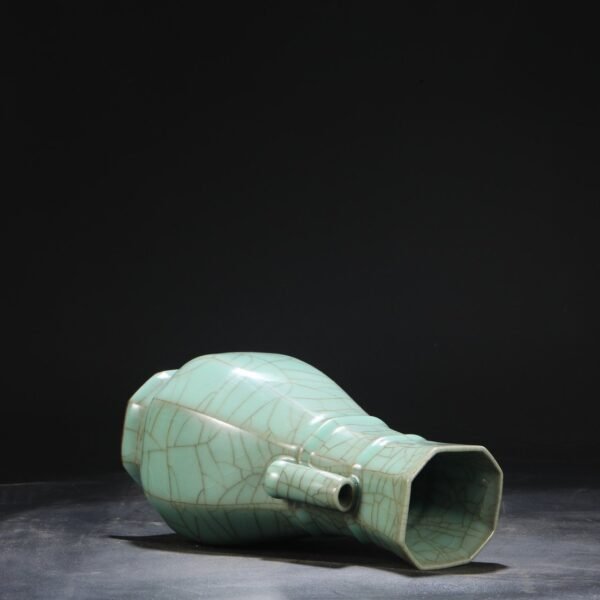 An old collection of the Southern Song Dynasty Xiu Nei Si official kiln green glaze imperial court imperial octagonal pierced ear vase. - Image 7