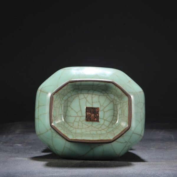 An old collection of the Southern Song Dynasty Xiu Nei Si official kiln green glaze imperial court imperial octagonal pierced ear vase. - Image 9