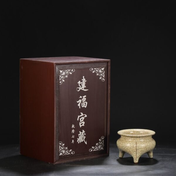 Beige-glazed imperial tripod furnace from the Ge kiln of the Northern Song Dynasty, inscribed with the inscription of Emperor Qianlong.