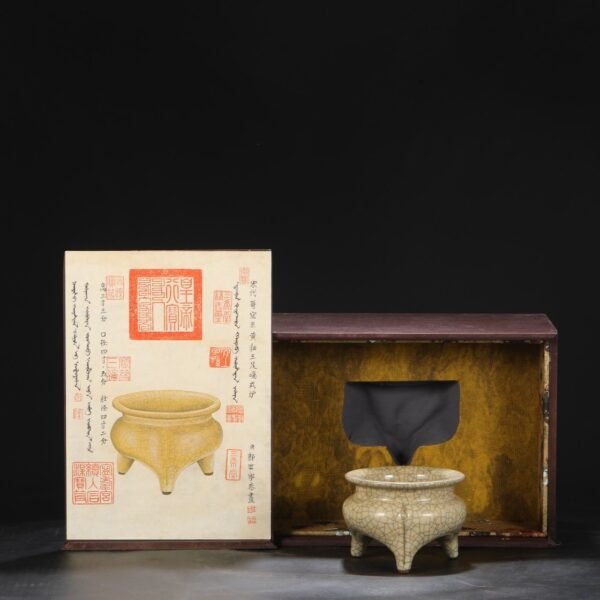 Beige-glazed imperial tripod furnace from the Ge kiln of the Northern Song Dynasty, inscribed with the inscription of Emperor Qianlong. - Image 2