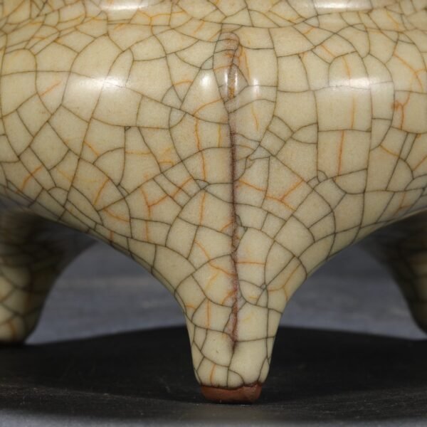 Beige-glazed imperial tripod furnace from the Ge kiln of the Northern Song Dynasty, inscribed with the inscription of Emperor Qianlong. - Image 3