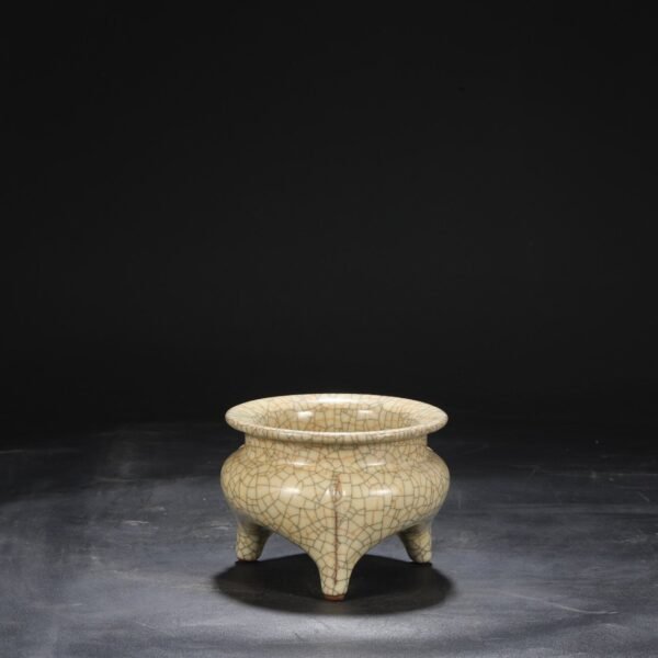 Beige-glazed imperial tripod furnace from the Ge kiln of the Northern Song Dynasty, inscribed with the inscription of Emperor Qianlong. - Image 4