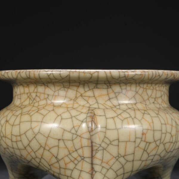 Beige-glazed imperial tripod furnace from the Ge kiln of the Northern Song Dynasty, inscribed with the inscription of Emperor Qianlong. - Image 6