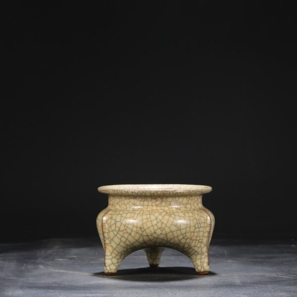 Beige-glazed imperial tripod furnace from the Ge kiln of the Northern Song Dynasty, inscribed with the inscription of Emperor Qianlong. - Image 7