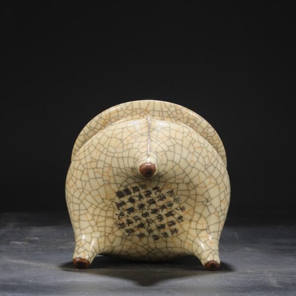 Beige-glazed imperial tripod furnace from the Ge kiln of the Northern Song Dynasty, inscribed with the inscription of Emperor Qianlong. - Image 8