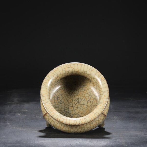 Beige-glazed imperial tripod furnace from the Ge kiln of the Northern Song Dynasty, inscribed with the inscription of Emperor Qianlong. - Image 9